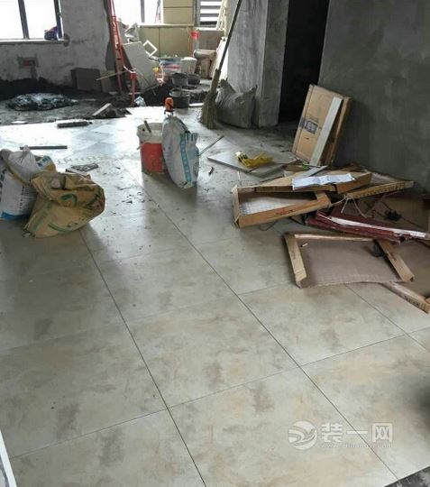 贴瓷砖现场图