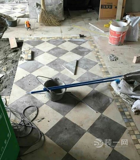 贴瓷砖现场图