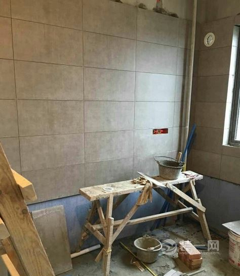 贴瓷砖现场图